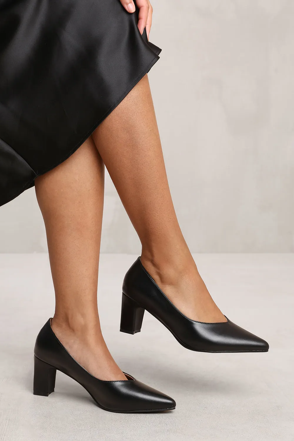 SERENA WIDE FIT BLOCK HEEL WITH POINTED TOE IN BLACK FAUX LEATHER